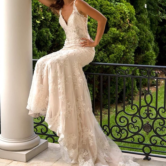 NWOT- Gorgeous ivory beaded lace wedding dress. - Picture 3 of 7
